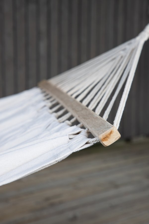 VENTURE DESIGN Anini hngekje - hvid stof og natur tr