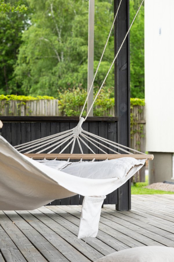 VENTURE DESIGN Anini hngekje - hvid stof og natur tr