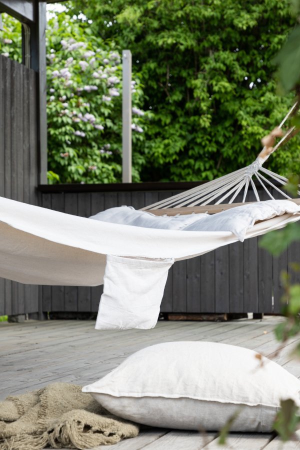 VENTURE DESIGN Anini hngekje - hvid stof og natur tr