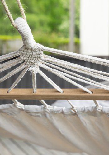 VENTURE DESIGN Anini hngekje - hvid stof og natur tr