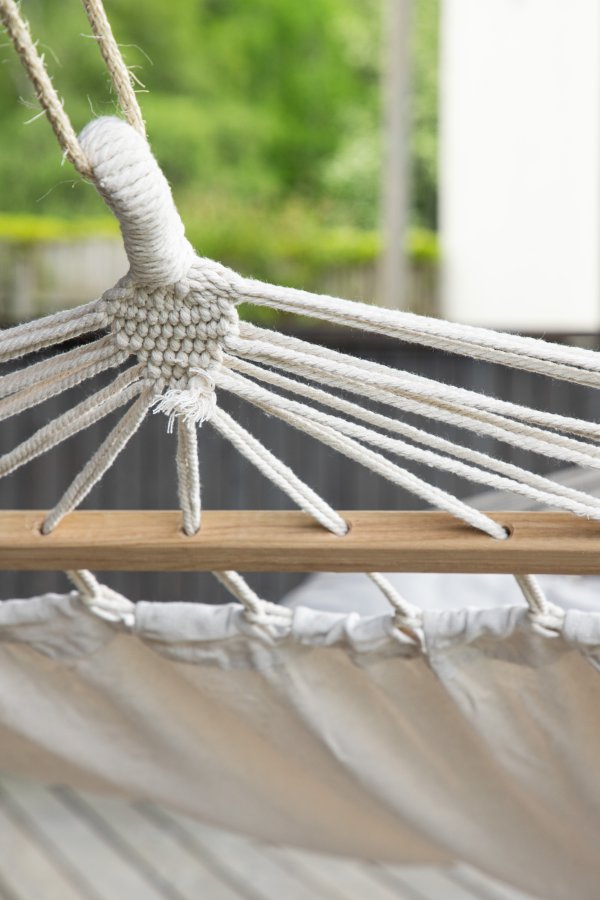 VENTURE DESIGN Anini hngekje - hvid stof og natur tr