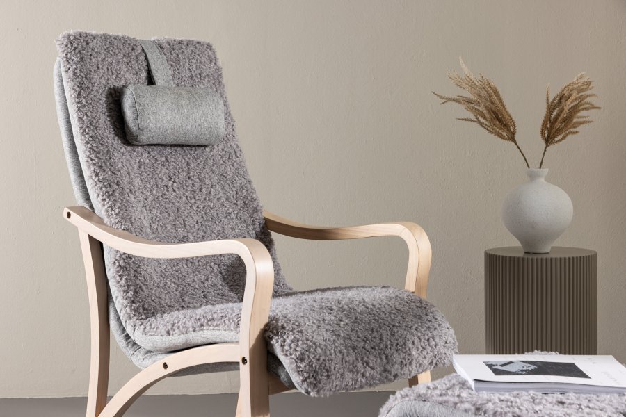 VENTURE DESIGN Frö lnestol m. fodskammel og nakkepude - lysegr polyester og egefinér