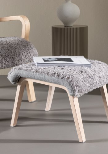 VENTURE DESIGN Frö lnestol m. fodskammel og nakkepude - lysegr polyester og egefinér