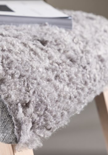 VENTURE DESIGN Frö lnestol m. fodskammel og nakkepude - lysegr polyester og egefinér