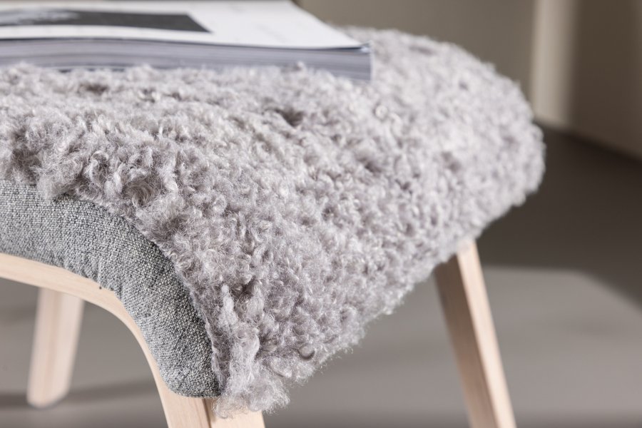 VENTURE DESIGN Frö lnestol m. fodskammel og nakkepude - lysegr polyester og egefinér