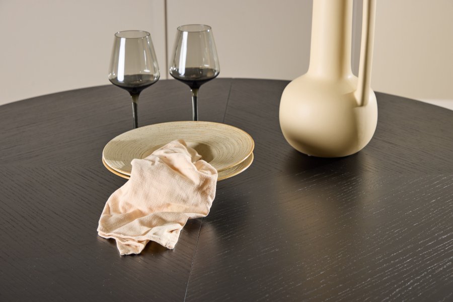 VENTURE DESIGN Strada spisebord, m. 1 tillgsplade - sort egefinér (120/170x120x74)