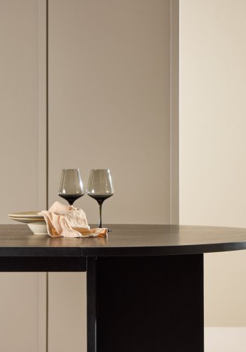 VENTURE DESIGN Strada spisebord, m. 1 tillgsplade - sort egefinér (120/170x120x74)