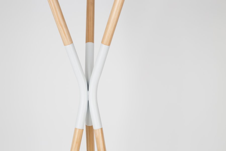 ZUIVER Pinnacle stumtjener - hvid og natur grantr