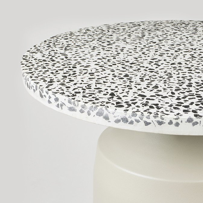 BROSTE COPENHAGEN Agari sidebord, rund - gr/sort terrazzo og rainy day gr jern (45)