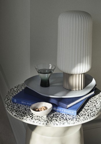 BROSTE COPENHAGEN Agari sidebord, rund - gr/sort terrazzo og rainy day gr jern (45)