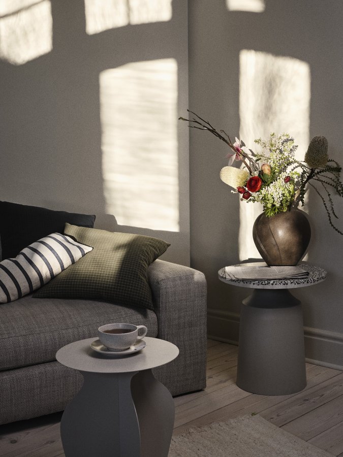 BROSTE COPENHAGEN Agari sidebord, rund - gr/sort terrazzo og rainy day gr jern (45)