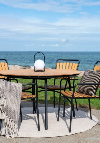 HOUSE NORDIC Cleveland havembelst, 1 havebord og 4 havestole - natur teak og sort metal