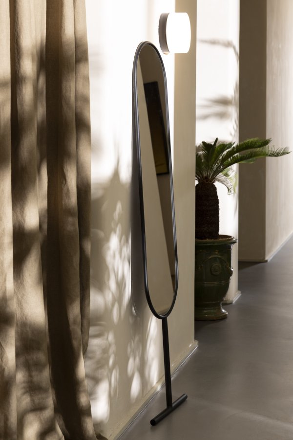 ZUIVER Tess gulvspejl, oval - spejlglas og sort stl (165x38,5)