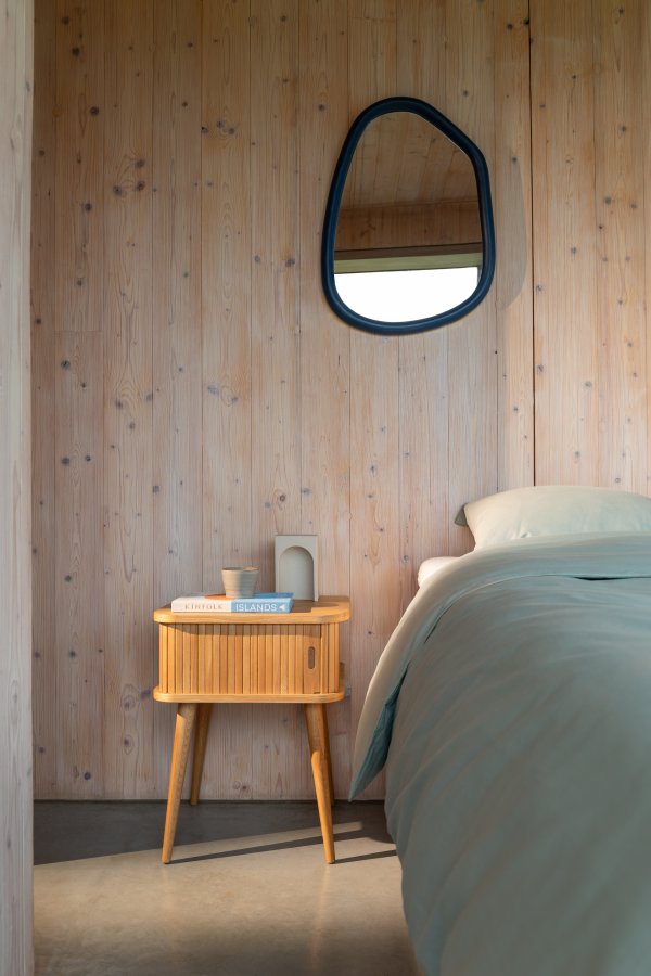 ZUIVER Looks S vgspejl, organisk - spejlglas og navy bl mangotr (67x49)