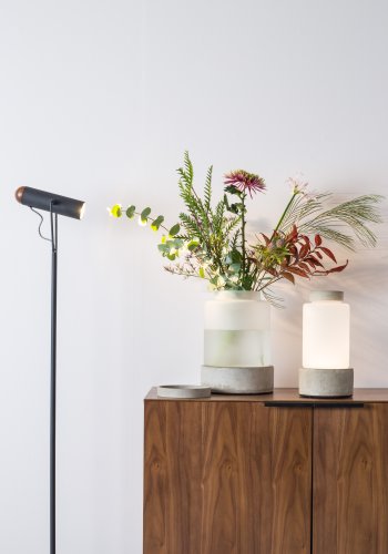 ZUIVER Reina L vase, rund, m. lys, genopladelig - glas og gr beton