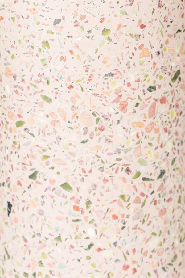 ZUIVER Fajen vase, rund - lyserd terrazzo