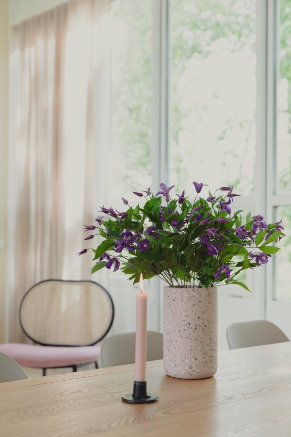 ZUIVER Fajen vase, rund - lyserd terrazzo