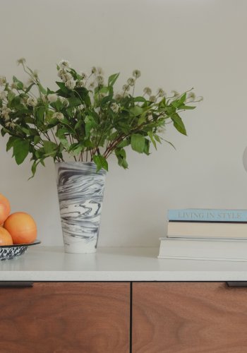 ZUIVER Conic vase S, rund - hvid og sort harpiks