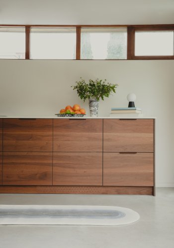 ZUIVER Conic vase S, rund - hvid og sort harpiks