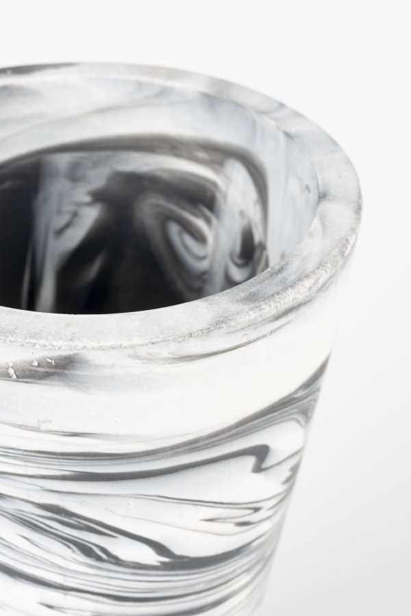 ZUIVER Conic vase M, rund - hvid og sort harpiks