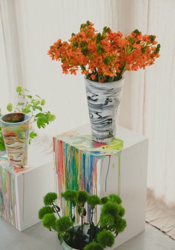 ZUIVER Conic vase M, rund - hvid og sort harpiks