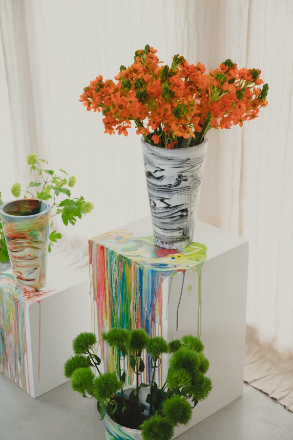 ZUIVER Conic vase M, rund - hvid og sort harpiks