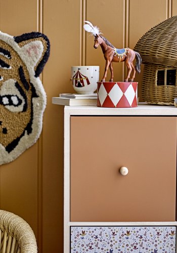 BLOOMINGVILLE MINI Calle bogreol, m. skuffer - natur kejsertr og fyrretr