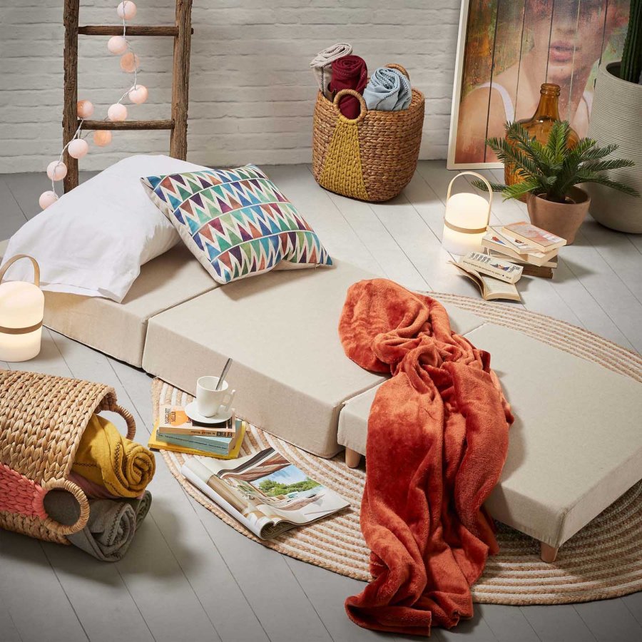 KAVE HOME rund Janvir LED bordlampe - hvid plastik og natur tr