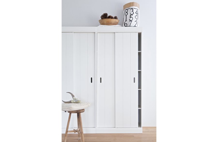 WOOOD Row garderobeskab, m. 2 skydelger og hylder - hvid fyrretr og melamin