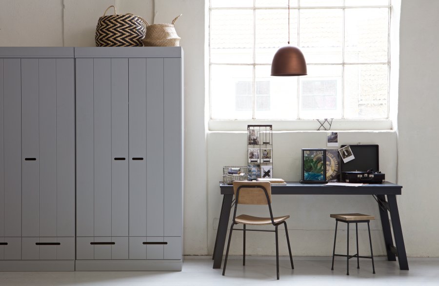 WOOOD Connect garderobeskab, m. 2 lger, 1 hylde, 1 bjlestang og 2 skuffer - betongr fyrretr