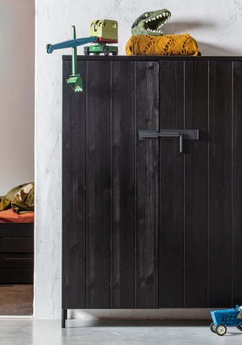 WOOOD Bruut skab, m. 2 lger og 3 hylder - sort fyrretr og metal