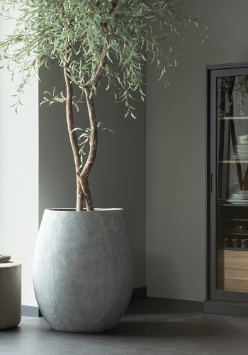 WOOOD James vitrineskab, m. 4 skydelger - glas, sort fyrretr og valnddeprint