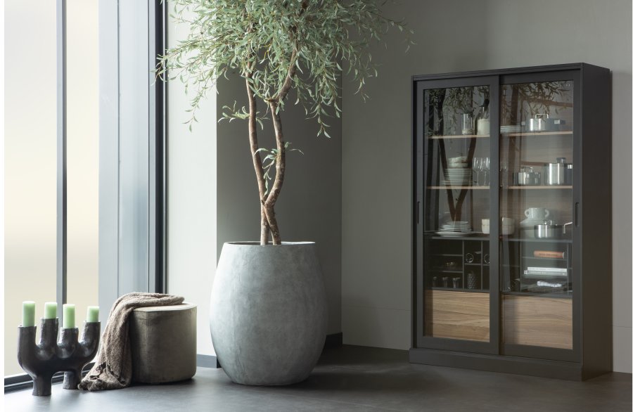 WOOOD James vitrineskab, m. 4 skydelger - glas, sort fyrretr og valnddeprint