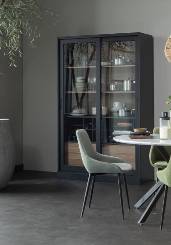 WOOOD James vitrineskab, m. 4 skydelger - glas, sort fyrretr og valnddeprint