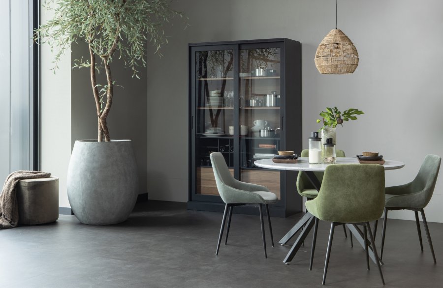 WOOOD James vitrineskab, m. 4 skydelger - glas, sort fyrretr og valnddeprint