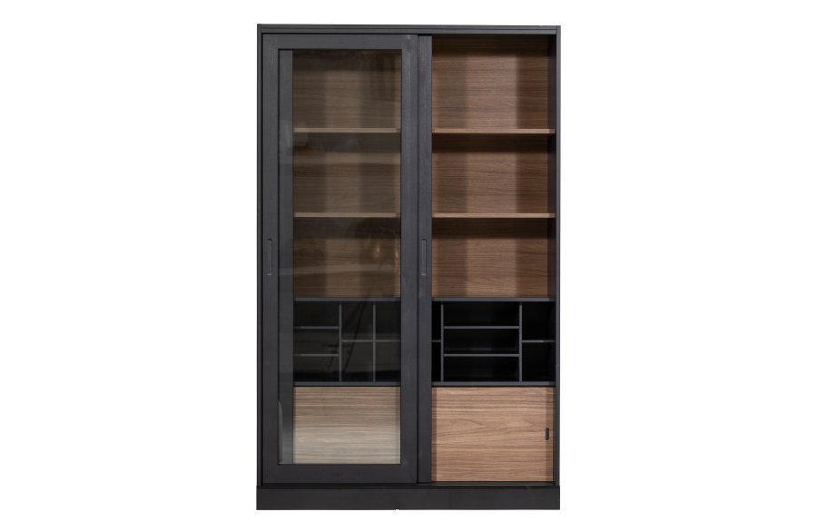 WOOOD James vitrineskab, m. 4 skydelger - glas, sort fyrretr og valnddeprint