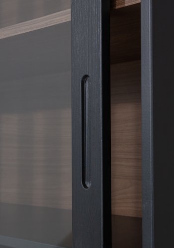 WOOOD James vitrineskab, m. 4 skydelger - glas, sort fyrretr og valnddeprint