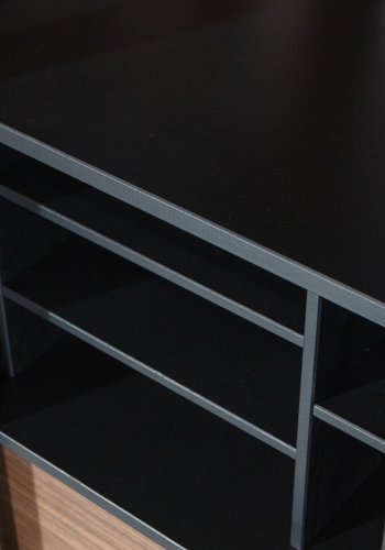 WOOOD James vitrineskab, m. 4 skydelger - glas, sort fyrretr og valnddeprint