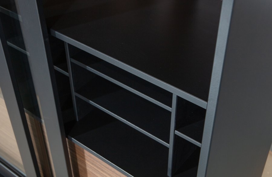 WOOOD James vitrineskab, m. 4 skydelger - glas, sort fyrretr og valnddeprint