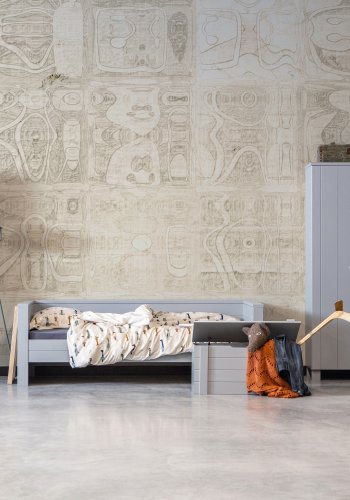 WOOOD Dennis garderobeskab, m. 2 lger, 3 hylder og 2 skuffer - beton gr fyrretr og melamin