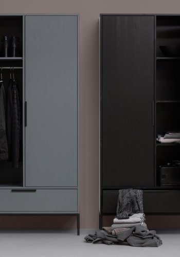 WOOOD Adam garderobeskab, m. 2 lger, 1 skuffe, 4 hylder og 1 bjlestang - sort fyrretr og stl