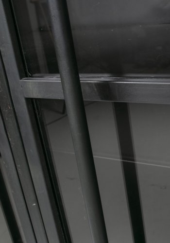 BEPUREHOME Collection vitrineskab, m. 2 lger og 4 hylder - glas og sort jern