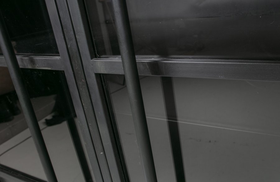 BEPUREHOME Collection vitrineskab, m. 2 lger og 4 hylder - glas og sort jern