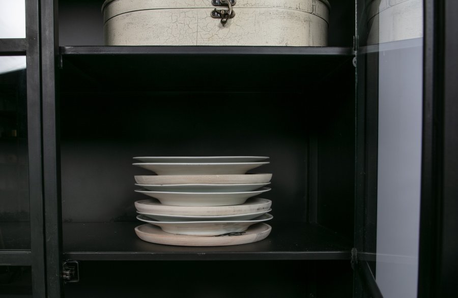 BEPUREHOME Collection vitrineskab, m. 2 lger og 4 hylder - glas og sort jern