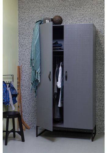 WOOOD Morris garderobeskab, m. 2 lger, 4 hylder og 1 bjlestang - gr fyrretr og sort metal