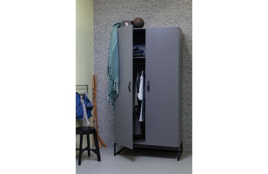 WOOOD Morris garderobeskab, m. 2 lger, 4 hylder og 1 bjlestang - gr fyrretr og sort metal