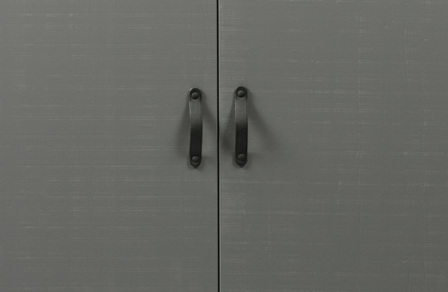 WOOOD Morris garderobeskab, m. 2 lger, 4 hylder og 1 bjlestang - gr fyrretr og sort metal