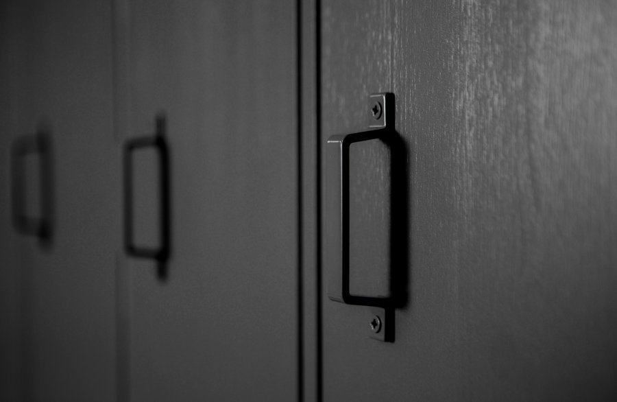 WOOOD Stijn Locker garderobeskab, m. 2 lger og 8 hylder - sort fyrretr