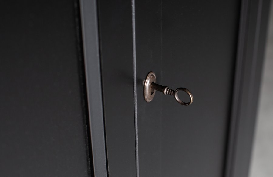 WOOOD Eva skab, m. 2 lger, 1 skuffe og 2 hylder - sort fyrretr