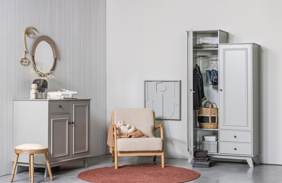 WOOOD Lily skab, m. 2 lger, 1 skuffe og to hylder - varm gr fyrretr